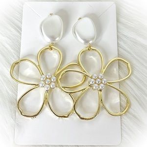 💕Beautiful Gold Tone Flower Faux Pearl Fashion Earrings💕